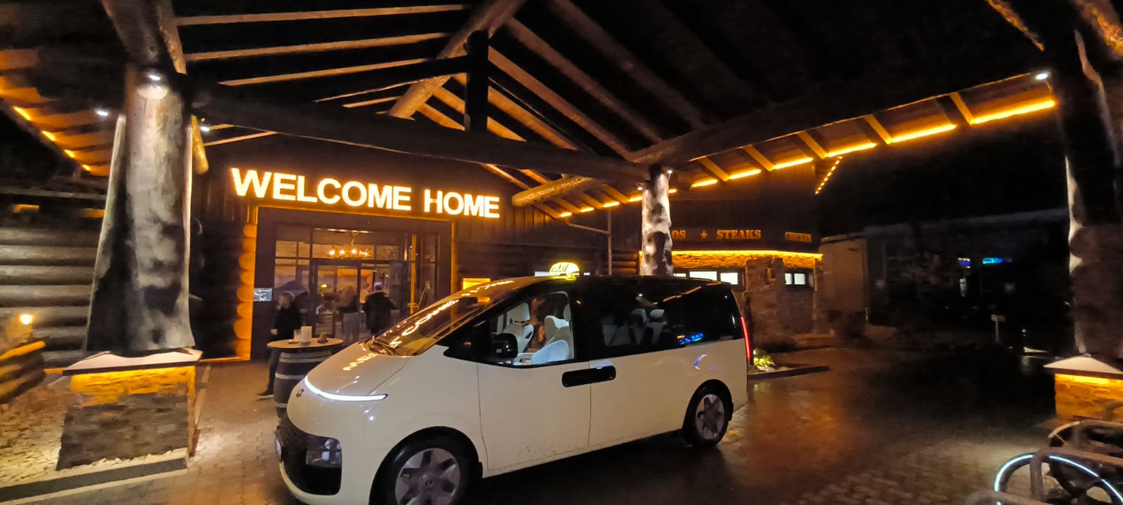 Taxi Kassel Herkules vehicle at night in Kassel